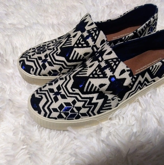 2×$40 Toms Sunset Stellar slip-ons - Picture 3 of 10